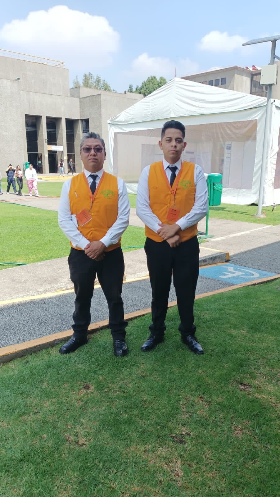 Valets ARDI uniformados en evento corporativo